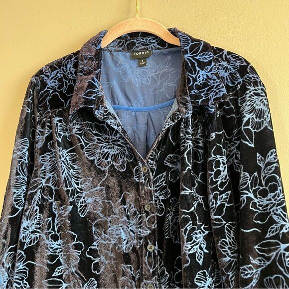 ✨ Torrid Black Blue Floral Velvet Button Up Shirt 1X - Picture 2 of 13